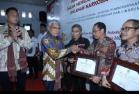 Kepala BNN RI, Komjen Pol. Marthinus Hukom menyerahkan Penghargaan kepada berbagai pihak, mulai dari kepala desa, lembaga vokasional pasca-rehabilitasi, media, hingga relawan dan koordinator program Desa Bersinar. 