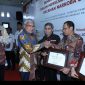 Kepala BNN RI, Komjen Pol. Marthinus Hukom menyerahkan Penghargaan kepada berbagai pihak, mulai dari kepala desa, lembaga vokasional pasca-rehabilitasi, media, hingga relawan dan koordinator program Desa Bersinar. 