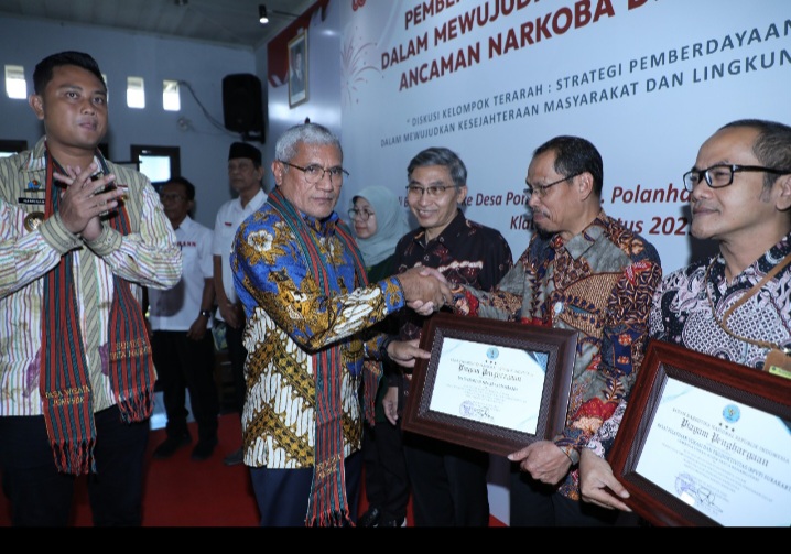 Kepala BNN RI, Komjen Pol. Marthinus Hukom menyerahkan Penghargaan kepada berbagai pihak, mulai dari kepala desa, lembaga vokasional pasca-rehabilitasi, media, hingga relawan dan koordinator program Desa Bersinar. 