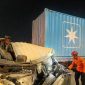 Tim SAR sedang mengevakuasi korban kecelakaan beruntun di Ruas Tol ABC Dalam Kota Semarang KM 432 C, Jumat (8/8/2025).

