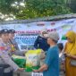 Anggota Polres Demak sedang melayani masyarakat yang akan membeli beras murah dalam Gerakan Pangan Murah yang digelar Polres Demak.