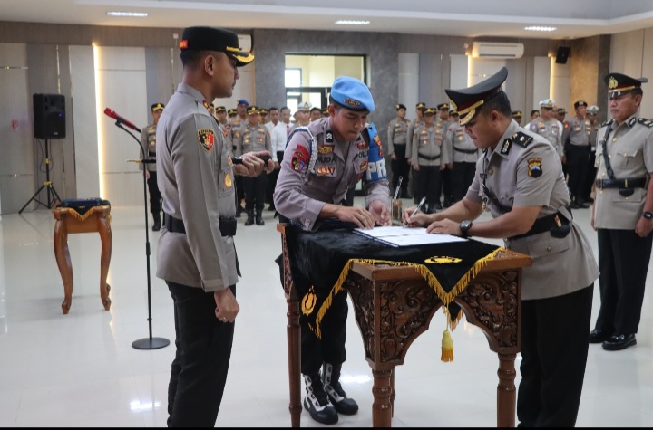 Kapolres Demak, AKBP Ari Cahya Nugraha, memimpin langsung upacara sertijab untuk sembilan perwira di internal kepolisian yang
berlangsung di Aula Wicaksana Laghawa, Mapolres Demak, Senin (11/8/2025).