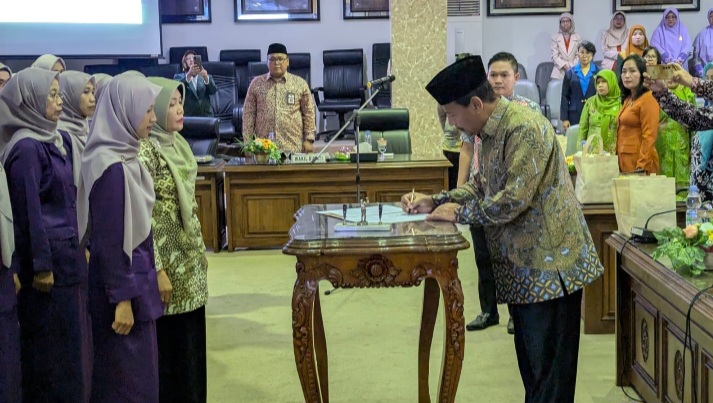 Bupati Rembang, Harno mengukuhkan pengurus Gabungan Organisasi Wanita (GOW) Kabupaten Rembang periode 2025–2030 di ruang rapat paripurna DPRD Rembang, Selasa (12/8).