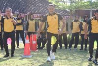 Kapolres Demak, AKBP Ari Cahya Nugraha, mengikuti lomba memecahkan balon Menyambut HUT ke-80 Kemerdekaan RI, di Lapangan Wicaksana Laghawa Mapolres Demak, Jumat (15/8/2025).
