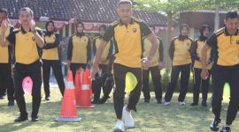 Kapolres Demak, AKBP Ari Cahya Nugraha, mengikuti lomba memecahkan balon Menyambut HUT ke-80 Kemerdekaan RI, di Lapangan Wicaksana Laghawa Mapolres Demak, Jumat (15/8/2025).
