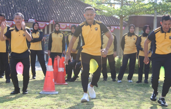 Kapolres Demak, AKBP Ari Cahya Nugraha, mengikuti lomba memecahkan balon Menyambut HUT ke-80 Kemerdekaan RI, di Lapangan Wicaksana Laghawa Mapolres Demak, Jumat (15/8/2025).
