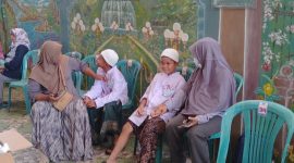 Peserta khitanan massal didampingi ibundanya.