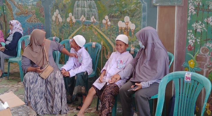 Peserta khitanan massal didampingi ibundanya.