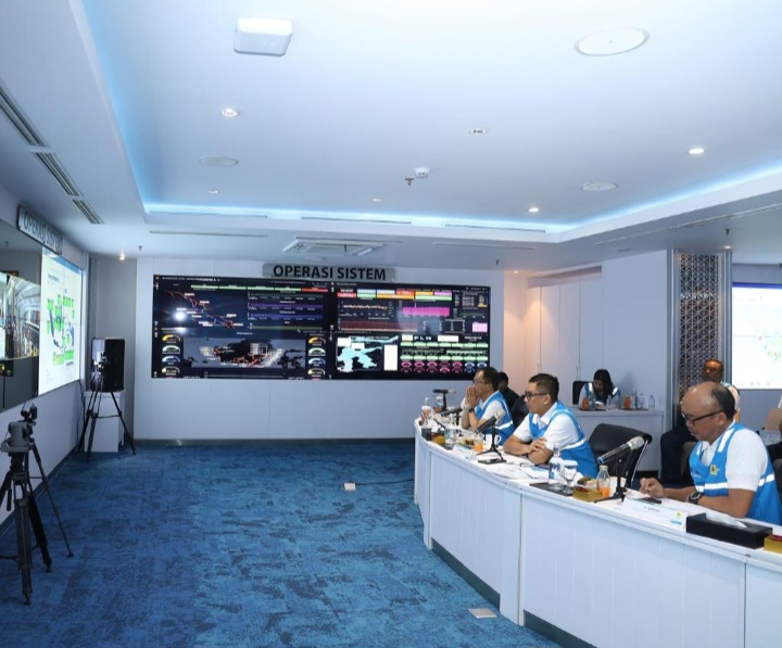 Direktur Utama PLN, Darmawan Prasodjo (tengah).