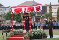 Kapolres Demak, AKBP Ari Cahya Nugrah pimpin Upacara Penurunan Bendera HUT RI Ke-80, di Alun-alun Simpang Enam Demak pada Minggu (17/8/2025).