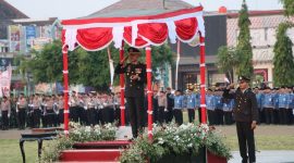 Kapolres Demak, AKBP Ari Cahya Nugrah pimpin Upacara Penurunan Bendera HUT RI Ke-80, di Alun-alun Simpang Enam Demak pada Minggu (17/8/2025).