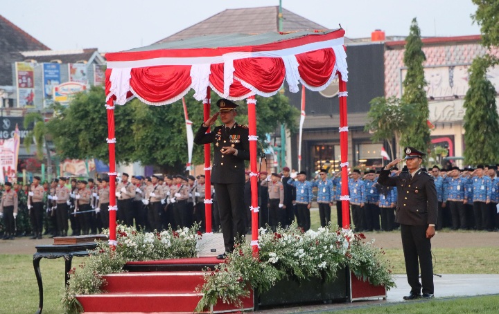 Kapolres Demak, AKBP Ari Cahya Nugrah pimpin Upacara Penurunan Bendera HUT RI Ke-80, di Alun-alun Simpang Enam Demak pada Minggu (17/8/2025).