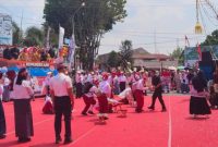 Para siswa Sekolah Dasar turut menyemarakkan karnaval Kemerdekaan HUT RI ke 80 tingkat Kabupaten Demak, Senin pagi (18/8/25). 