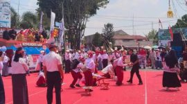 Para siswa Sekolah Dasar turut menyemarakkan karnaval Kemerdekaan HUT RI ke 80 tingkat Kabupaten Demak, Senin pagi (18/8/25). 