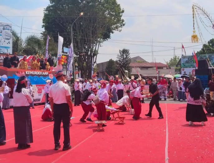 Para siswa Sekolah Dasar turut menyemarakkan karnaval Kemerdekaan HUT RI ke 80 tingkat Kabupaten Demak, Senin pagi (18/8/25). 