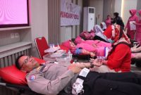 Anggota Polres Demak dan pengurus Bhayangkari mengikuti aksi sosisl donor darah di Aula Wicaksana Laghawa Polres Demak, Selasa (19/8/2025).