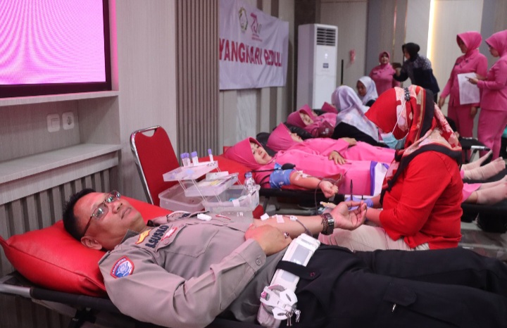 Anggota Polres Demak dan pengurus Bhayangkari mengikuti aksi sosisl donor darah di Aula Wicaksana Laghawa Polres Demak, Selasa (19/8/2025).