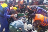 Para personil Satpolairud Polres Demak sedang mengevakuasi jasad diduga pemancing dari Semarang, Kamis (21/8).