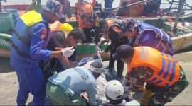 Para personil Satpolairud Polres Demak sedang mengevakuasi jasad diduga pemancing dari Semarang, Kamis (21/8).