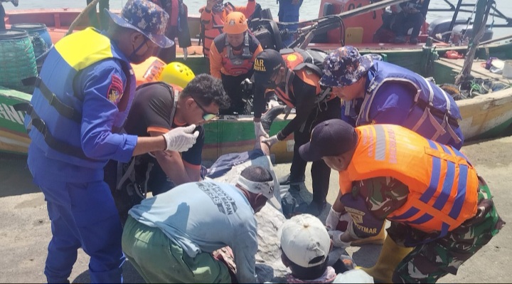 Para personil Satpolairud Polres Demak sedang mengevakuasi jasad diduga pemancing dari Semarang, Kamis (21/8).