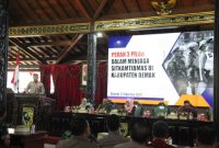 Kapolres Demak, AKBP Ari Cahya Nugraha, saat memberikan sambutan diacara Rakor Tiga Pilar yang melibatkan ratusan personel dari unsur TNI, Polri, dan pemerintah kecamatan hingga desa, di Pendopo Satya Bhakti Praja Kabupaten Demak, Jumat (22/8/2025).