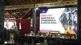 Kapolres Demak, AKBP Ari Cahya Nugraha, saat memberikan sambutan diacara Rakor Tiga Pilar yang melibatkan ratusan personel dari unsur TNI, Polri, dan pemerintah kecamatan hingga desa, di Pendopo Satya Bhakti Praja Kabupaten Demak, Jumat (22/8/2025).