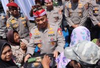Wakapolri, Komjen Pol. Dedi Prasetyo (tengah) bernaur dengan masyarakat diacara bakti sosial dan bakti kesehatan di Polsek Sayung, Kabupaten Demak, Sabtu (23/8).
