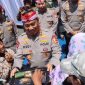 Wakapolri, Komjen Pol. Dedi Prasetyo (tengah) bernaur dengan masyarakat diacara bakti sosial dan bakti kesehatan di Polsek Sayung, Kabupaten Demak, Sabtu (23/8).
