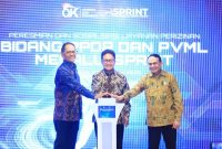 Peresmian layanan SPRINT untuk PPDP dan PVML oleh Wakil Ketua Dewan Komisioner OJK, Mirza Adityaswara, didampingi Kepala Eksekutif Pengawas Perasuransian, Penjaminan, dan Dana Pensiun OJK Ogi Prastomiyono dan Kepala Eksekutif Pengawas Lembaga Pembiayaan, Perusahaan Modal Ventura, LKM di Gedung Wisma Mulia 2 Jakarta, Senin (25/8).
