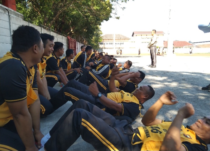 Personel Polres Demak sedang mengikuti Tes Kesamaptaan Jasmani 
di Stadion Sultan Fatah Demak, Selasa (26/8/2025).