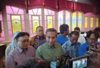 Kepala OJK Jateng, Hidayat Prabowo saat diwawancarai awak media, Jumat (29/8).
