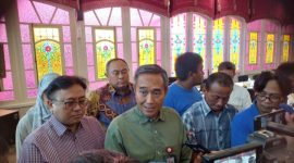Kepala OJK Jateng, Hidayat Prabowo saat diwawancarai awak media, Jumat (29/8).