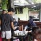Para penghuni kost di Kelurahan Ngesrep, Banyumanik, Semarang melakukan tes urine dalam operasi yustisi yang digelar BNN Jateng, Jumat (29/8).