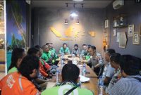 Kapolres Demak, AKBP Ari Cahya Nugraha (tengah kanan) menyatu bersama komunitas pengemudi ojek online (Ojol) Kabupaten Demak, di Okade Coffe & Resto, Taman Menjangan, Bintoro, Demak
Jumat (29/8/2025).
