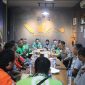 Kapolres Demak, AKBP Ari Cahya Nugraha (tengah kanan) menyatu bersama komunitas pengemudi ojek online (Ojol) Kabupaten Demak, di Okade Coffe & Resto, Taman Menjangan, Bintoro, Demak
Jumat (29/8/2025).
