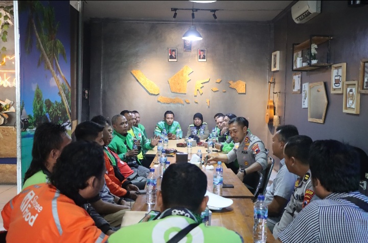 Kapolres Demak, AKBP Ari Cahya Nugraha (tengah kanan) menyatu bersama komunitas pengemudi ojek online (Ojol) Kabupaten Demak, di Okade Coffe & Resto, Taman Menjangan, Bintoro, Demak
Jumat (29/8/2025).
