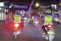 Anggota Polres Demak dan anggota Kodim 0716/Demak sedang melakukan patroli bersama.
