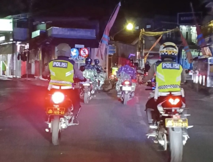 Anggota Polres Demak dan anggota Kodim 0716/Demak sedang melakukan patroli bersama.
