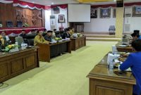 Sejumlah mahasiswa yang tergabung dalam Pergerakan Mahasiswa Islam Indonesia (PMII) Kabupaten Rembang menggelar audiensi dengan Forkompimda di ruang rapat paripurna DPRD Rembang, Senin (1/9).