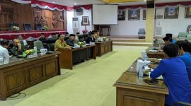 Sejumlah mahasiswa yang tergabung dalam Pergerakan Mahasiswa Islam Indonesia (PMII) Kabupaten Rembang menggelar audiensi dengan Forkompimda di ruang rapat paripurna DPRD Rembang, Senin (1/9).