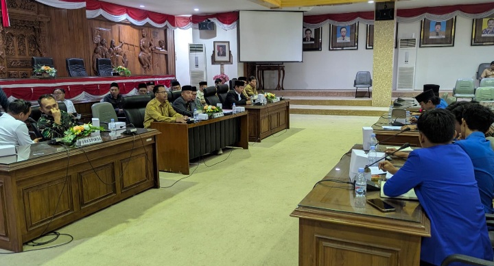 Sejumlah mahasiswa yang tergabung dalam Pergerakan Mahasiswa Islam Indonesia (PMII) Kabupaten Rembang menggelar audiensi dengan Forkompimda di ruang rapat paripurna DPRD Rembang, Senin (1/9).
