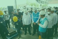 Menteri IMIPAS, Agus Andrianto, didampingi Direktur Utama PLN, Darmawan Prasodjo meninjau langsung pembuatan batako dan paving dari limbah FABA.