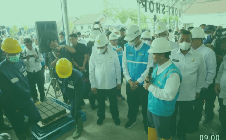 Menteri IMIPAS, Agus Andrianto, didampingi Direktur Utama PLN, Darmawan Prasodjo meninjau langsung pembuatan batako dan paving dari limbah FABA.
