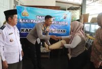 Kapolres Demak, AKBP Ari Cahya Nugraha menyerahkan langsung kaki palsu kepada salah satu penyintas kecelakaan.