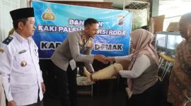 Kapolres Demak, AKBP Ari Cahya Nugraha menyerahkan langsung kaki palsu kepada salah satu penyintas kecelakaan.
