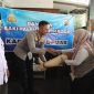 Kapolres Demak, AKBP Ari Cahya Nugraha menyerahkan langsung kaki palsu kepada salah satu penyintas kecelakaan.