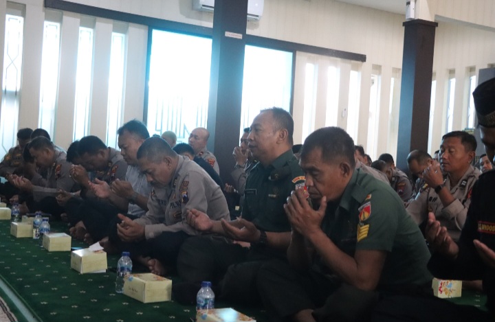 Seluruh anggota Polres Demak, ASN, anggota Kodim 0716/Demak, pegawai Pemkab Demak, Senkom Demak, serta mahasiswa, menghadiri peringatan Maulid Nabi Muhammad SAW 1447 H di Masjid Uswatun Hasanah, Kamis (11/9/2025).
