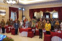 Bupati Demak Eistianah, Wakil Bupati Jepara Muhammad Ibnu Hajar, Kepala Dinas Kelautan dan Perikanan Demak dan Jepara, pimpinan IJK yang tergabung dalam Forum Komunikasi IJK Jawa Tengah, diacara Penandatanganan perjanjian kerja sama pengembangan sektor kelautan dan perikanan,  di Kantor OJK Provinsi Jawa Tengah, Kamis (11/9).

