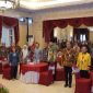 Bupati Demak Eistianah, Wakil Bupati Jepara Muhammad Ibnu Hajar, Kepala Dinas Kelautan dan Perikanan Demak dan Jepara, pimpinan IJK yang tergabung dalam Forum Komunikasi IJK Jawa Tengah, diacara Penandatanganan perjanjian kerja sama pengembangan sektor kelautan dan perikanan,  di Kantor OJK Provinsi Jawa Tengah, Kamis (11/9).

