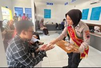 Personil Polwan sedang membagikan snack kepada para pemohon SKCK di Polres Purbalingga.